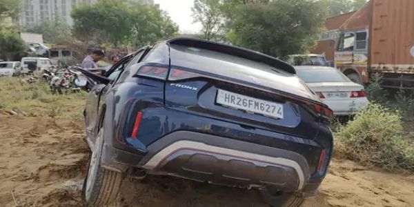 खड़े ट्रेलर में घुसी कार, तीन की मौत व एक घायल