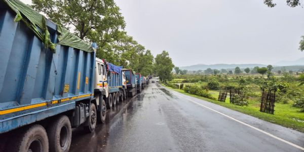 अनियंत्रण हाईवा घर में घुसा, मुआवजा को लेकर बीस घंटे से सड़क जाम