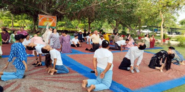 हिसार : योग केवल व्यायाम नहीं, बल्कि हमारी जीवनशैली का हिस्सा : डॉ. सतबीर