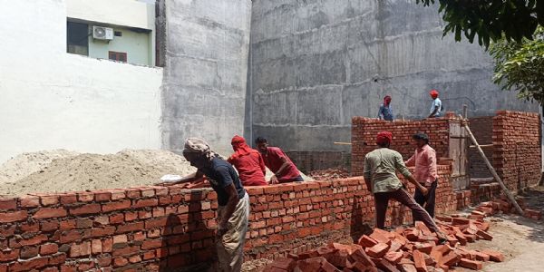 आजादनगर में मनबढ़ों की दबंगई, मुकदमा दर्ज होने के बाद भी बार -बार गिरा दे रहे दीवार