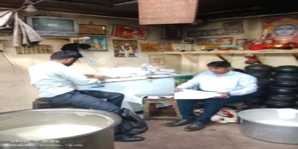 लोगाें को खराब पोहा खिलाने वाले होटल संचालक को फटकार