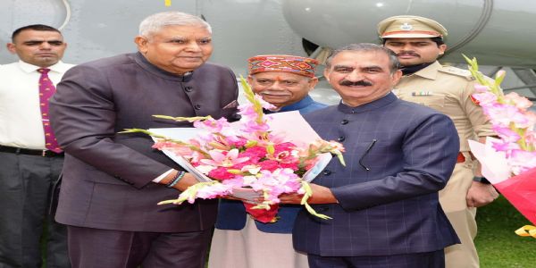उपराष्ट्रपति धनखड़ शिमला पहुंचे, राज्यपाल व मुख्यमंत्री ने किया स्वागत