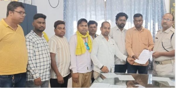 फैक्ट्री विस्फोट मामला: स्थानीय लोगों ने थाना प्रभारी को ज्ञापन देकर जांच और राहत की मांग की