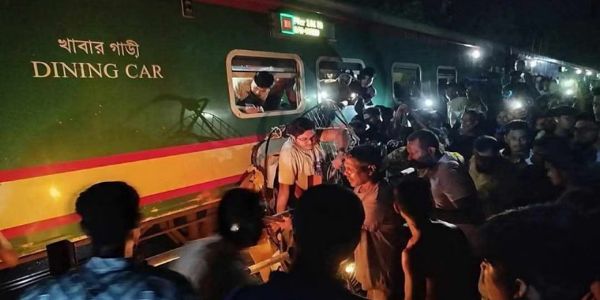 (अपडेट) बांग्लादेश में ट्रेन और वाहनों की टक्कर में तीन की मौत