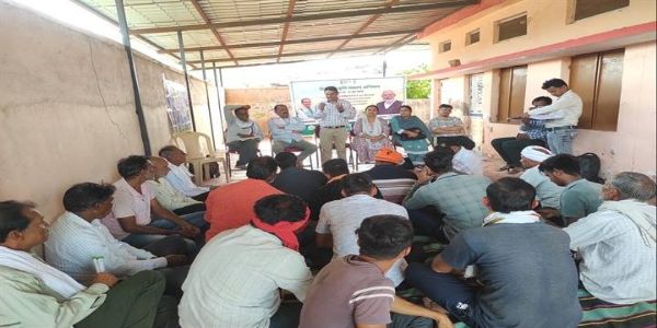 नरसिंहपुरः किसानों को नरवाई प्रबंधन के लिए डी- कम्पोस्ट का उपयोग करने की दी सलाह
