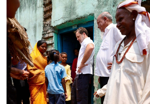 लोकसभा में विपक्ष के नेता राहुल गांधी ने पर्वतारोही दशरथ मांझी के पैतृक आवास पर जाकर उनके परिजनों से मुलाकात की.