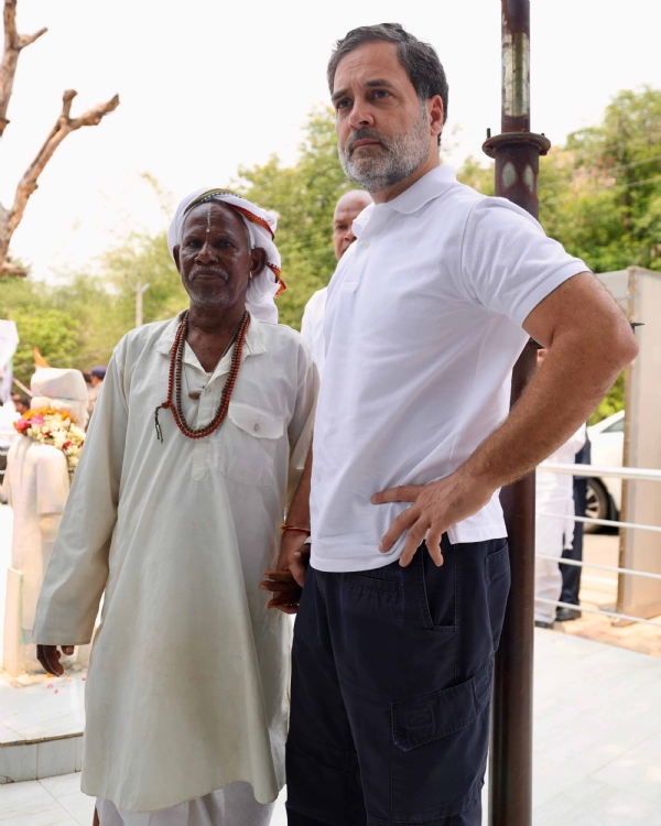 लोकसभा में विपक्ष के नेता राहुल गांधी ने पर्वतारोही दशरथ मांझी के पैतृक आवास पर जाकर उनके परिजनों से मुलाकात की.