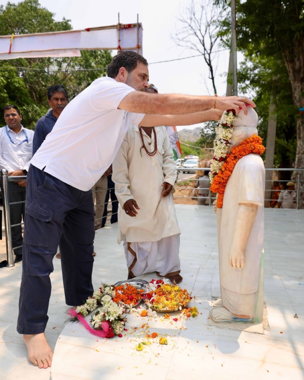 लोकसभा में विपक्ष के नेता राहुल गांधी ने पर्वतारोही दशरथ मांझी के पैतृक आवास पर जाकर उनके परिजनों से मुलाकात की.