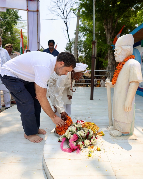 लोकसभा में विपक्ष के नेता राहुल गांधी ने पर्वतारोही दशरथ मांझी के पैतृक आवास पर जाकर उनके परिजनों से मुलाकात की.