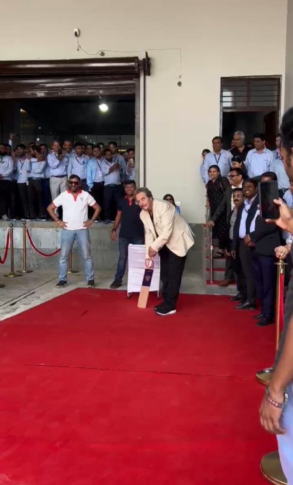 एलन मस्क के पिता एरोल मस्क भारत दौरे के दौरान सर्वोटेक स्पोर्ट्स टीम के साथ टेनिस क्रिकेट बाल के एक फ्रेंडली मैच में शामिल हुए