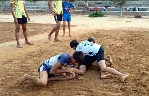कबड्डी मैच में भाग लेते खिलाड़ी।