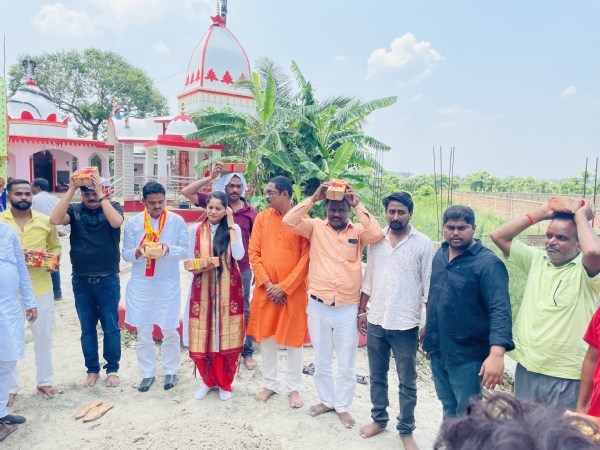 पूजा के दौड़ान  की तस्वीर