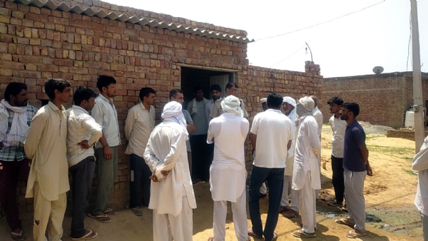 घटनास्थल पर पहुंची पुलिस टीम व ग्रामीण।