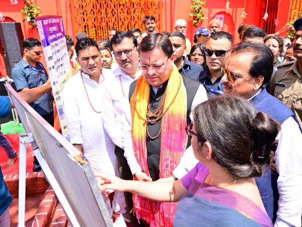 मुख्यमंत्री हल्द्वानी स्थित कालू सिद्ध मंदिर परिसर का निरीक्षण करते।