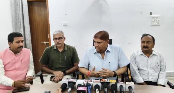 संबोधित करते मंत्री
