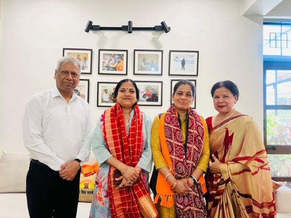 स्वागत-सम्मान के दौरान पिंकी पंवार व अरुणा राठौर के साथ डॉ. अंजू अग्रवाल।