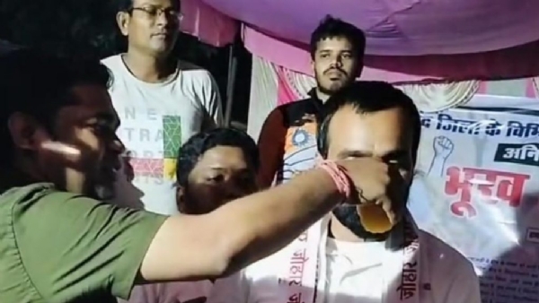 एसडीएम पंकज डाहिरे ने जूस पिलाकर भूख हड़ताल समाप्त करवाया