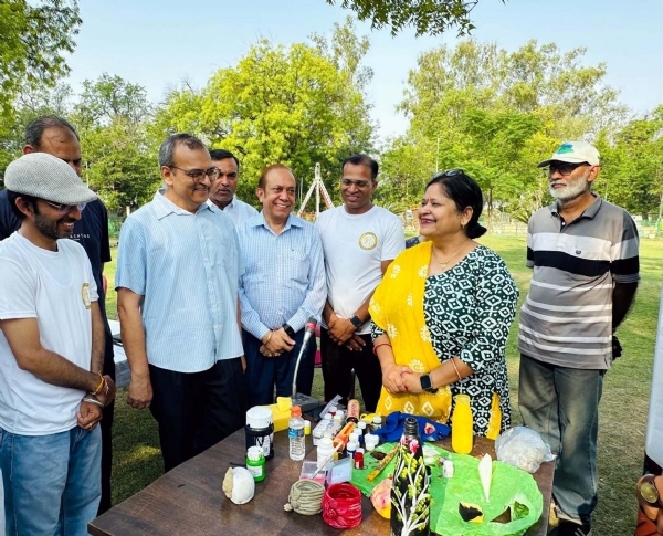 कार्यक्रम में बच्चों व अन्य प्रतिभागियों द्वारा बनाए सामान व फोटो प्रदर्शनी देखते मंडल आयुक्त अशोक कुमार गर्ग, डॉ. दलबीर सिंह सैनी एवं अन्य।