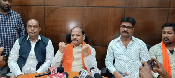 प्रेसवार्ता करते पूर्व सीएम रघुवर दास प्रेसवार्ता करते पूर्व सीएम रघुवर दास