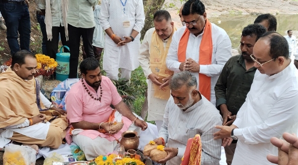 पंचायत मंत्री ने अजनाल नदी के उद्गम स्थल पर पूजा-अर्चना कर किया पौध-रोपण