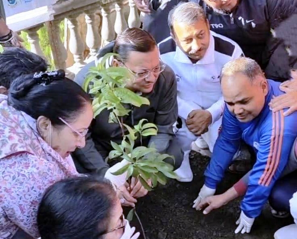 पंत पार्क क्षेत्र में ‘एक पेड़ मां के नाम’ अभियान का पौधरोपण कर शुभारंभ करते मुख्यमंत्री।