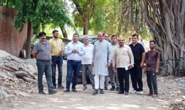 विधायक धनेश अदलखा अधिकारियों सहित पार्किग साईट का दौरा करते हुए