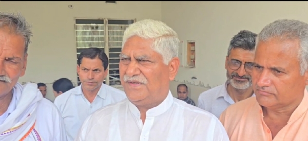 पत्रकारों से बातचीत करते राज्यमंत्री जसवंत सैनी
