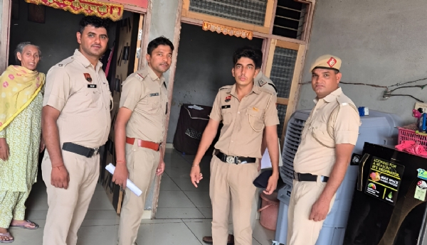 जांच व पूछताछ करते पुलिसकर्मी।