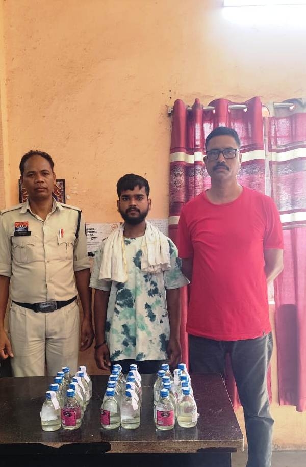 पुलिस के गिरफ्त में आरोपी पुलिस के गिरफ्त में आरोपी