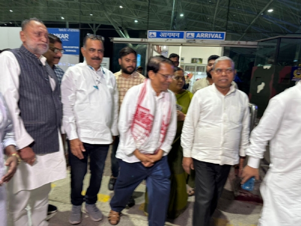 एयरपोर्ट से निकलते के राजू और अन्य नेताओं की तस्वीर एयरपोर्ट से निकलते के राजू और अन्य नेताओं की तस्वीर