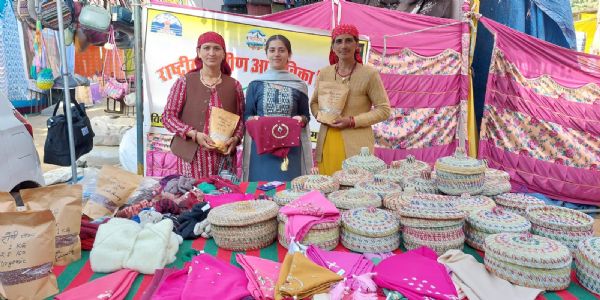 ग्रामीण महिलाएं बनी उद्यमी : हिम इरा शॉप से आत्मनिर्भरता और संस्कृति का नया अध्याय