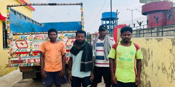 बाइक सवार युवकों की आंखों में मिर्ची झोंककर अपराधियों ने युवक को मार डाला