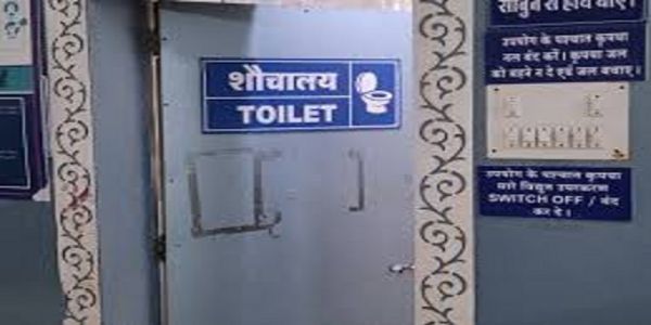 महू: अस्पताल के शाैचालय में मिला नवजात का आधा शव, जन्म देकर भागी मां, कुत्तों ने नोंच खाया