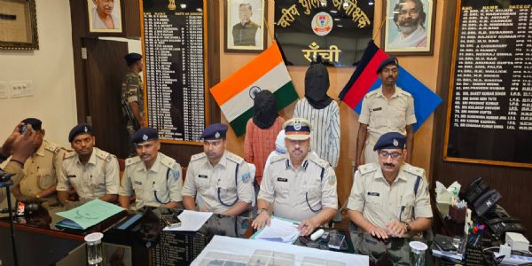 पहाड़ी मंदिर के पास हथियारों की खरीद-बिक्री करते दो युवक गिरफ्तार