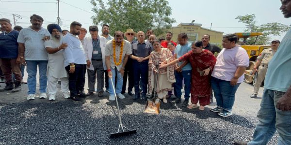 जीएमसी बख्शी नगर में ब्लैक टॉपिंग के कार्य उद्घाटन किया