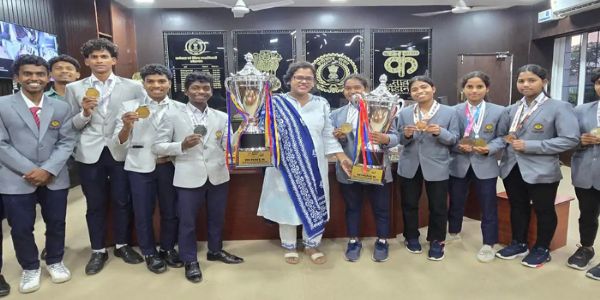 कोंडागांव कलेक्टर ने अबूझमाड़ के मल्लखंब खिलाड़ियों काे किया प्राेत्साहित
