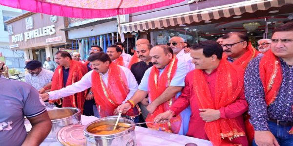 निर्जला एकादशी के पावन अवसर पर, साधु ज्वैलर्स सिल्वर शाइन ज्वेलरी हाउस ने लंगर का आयोजन किया