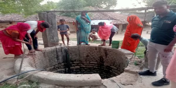 सूखे कंठों से निकल रही आह, गंदे कुएं से बुझ रही प्यास