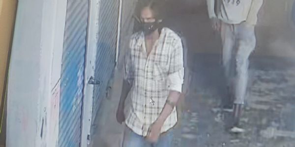 दिनदहाड़े बदमाशों ने सर्राफा व्यापारी के घर से चाकू की नोक पर लूटे जेवरात