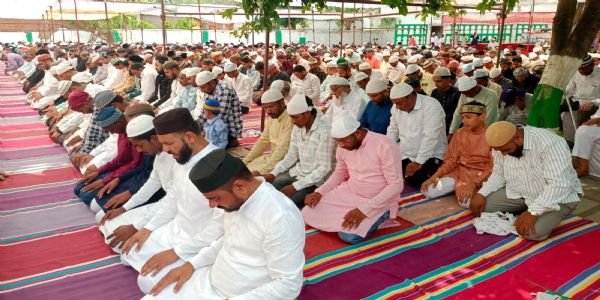 अपने अंदर की तमाम बुराईयाें व झूठों का कुर्बान करें