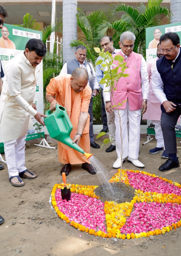 पौधरोपण करते मुख्यमंत्री