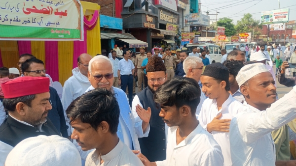 गले मिलकर बधाई शुभकामनाएं देते हुए जनप्रतिनिधि
