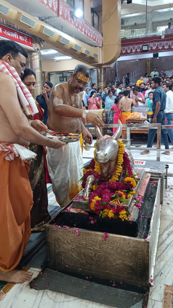 उज्जैन 07 जून 2025। श्री धर्मेंद्र प्रधान, शिक्षा मंत्री व कौशल विकास और उद्यमिता मंत्री (केंद्रीय मंत्री)भारत सरकार   अपने उज्जैन प्रवास के दौरान श्री महाकालेश्वर मंदिर पहुंचे व श्री महाकालेश्वर भगवान की भस्मार्ती में सम्मिलित हुए। आरती उपरांत श्री प्रधान द्वारा श्री महाकालेश्वर भगवान का पूजन किया गया। पूजन पुजारी श्री जितेंद्र शर्मा द्वारा सम्पन्न करवाया गया।   श्री महाकालेश्वर मंदिर प्रबंध समिति की ओर से श्री  आशीष दुबे व श्री अभिषेक शर्मा द्वारा श्री प्रधान का स्वागत व सत्कार किया गया।