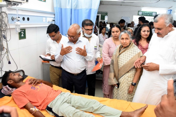 अस्पताल में सुविधाओं का निरीक्षण करते हुए कमेटी के सदस्य।