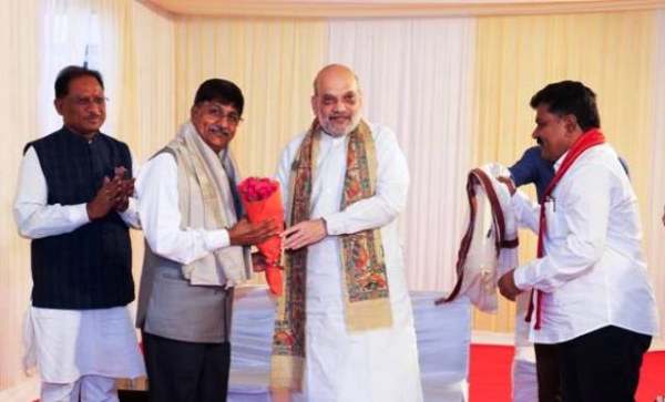 केंद्रीय गृह मंत्री अमित शाह शनिवार को नई दिल्ली में नक्सल विरोधी अभियानों में अहम भूमिका निभाने वाले अधिकारियों को सम्मानित करते हुए