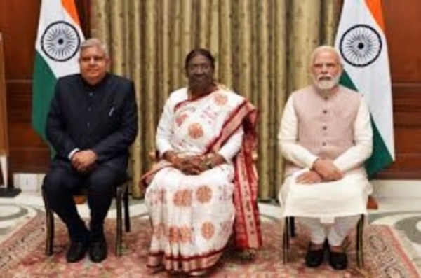 राष्ट्रपति द्रौपदी मुर्मु, उपराष्ट्रपति जगदीप धनखड़ और प्रधानमंत्री नरेन्द्र मोदी (फाइल फोटो)