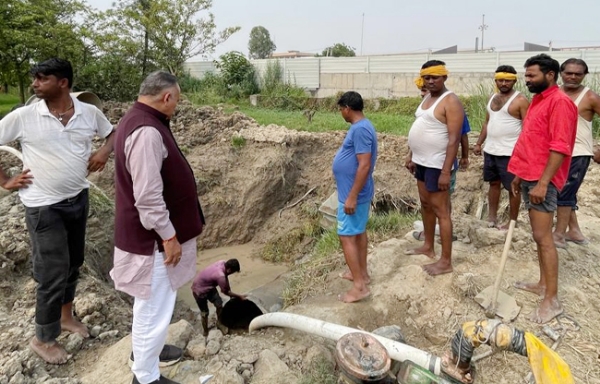 सोनीपत: पानी की पाइप टूटी हुई हालात का जायता लेते हुए मेयर राजीव जैन