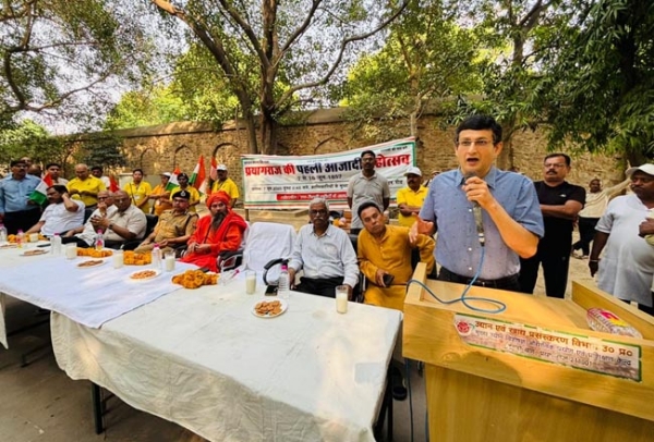 सम्बोधित करते मण्डलायुक्त