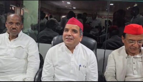 पार्टी कार्यालय में  सांसद धर्मेंद्र यादव