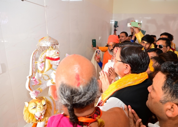 मुख्यमंत्री हल्द्वानी स्थित कालू सिद्ध मंदिर में प्राण प्रतिष्ठा महोत्सव में पूजा करते।